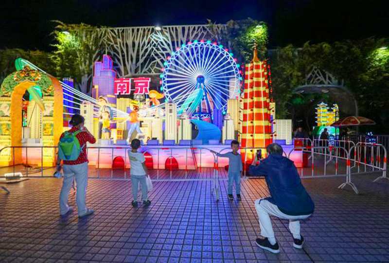 自贡彩灯点亮上海世纪公园